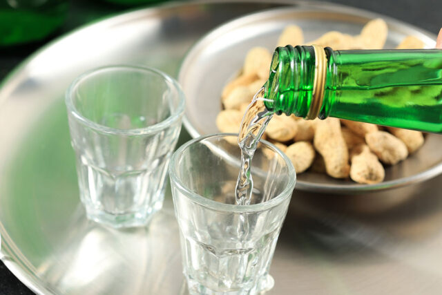 "싼 맛에 먹는 건데..." 가격 인상 발표한 소주, 업계 상황은 이렇습니다