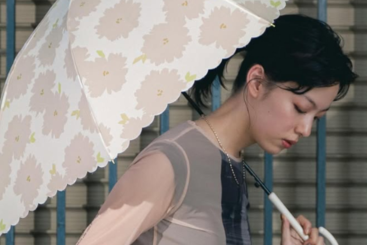 '아줌마 템'으로 불렸는데...남녀노소 사로잡은 여름철 필수품