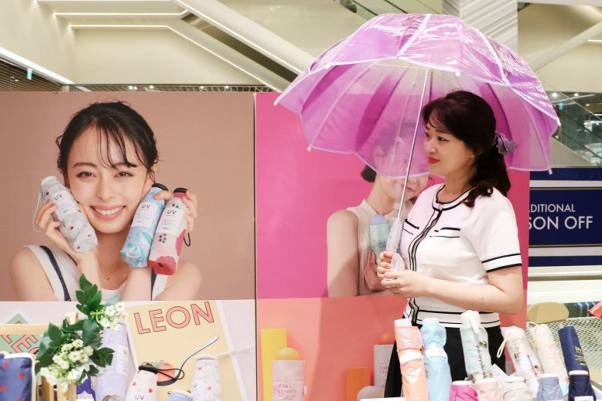 '아줌마 템'으로 불렸는데...남녀노소 사로잡은 여름철 필수품