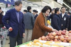 “물가 미쳤네” 결국 한 상자에 8만 원 찍어버린 ‘제철 과일’