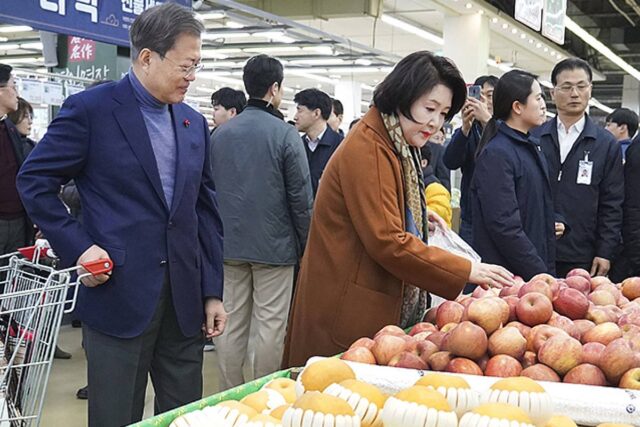 “물가 미쳤네” 결국 한 상자에 8만 원 찍어버린 ‘제철 과일’