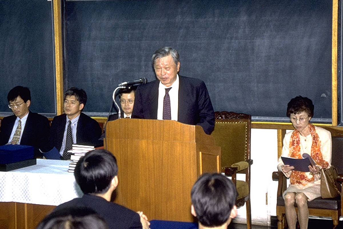 "우리보다 좋은 회사 가라"...돈 주며 해외 보낸 회장님의 실체